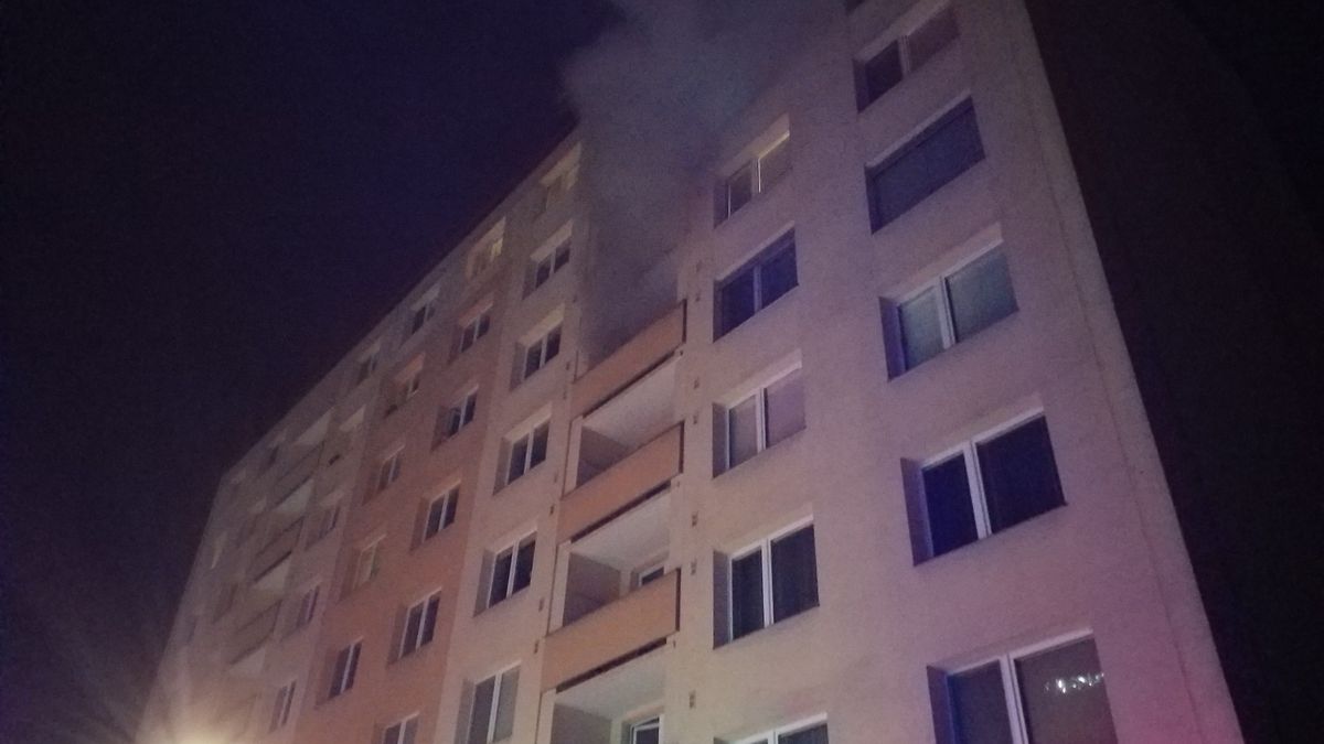 V Adamově na Blanensku hoří byt, hasiči zachraňují obyvatele paneláku